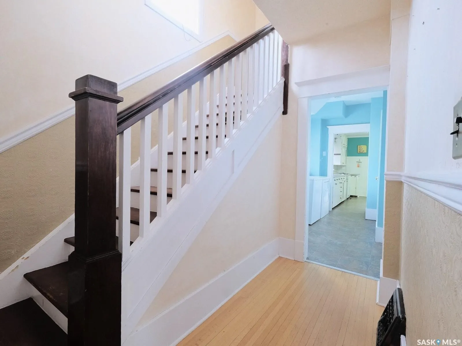 216 6th AVENUE W