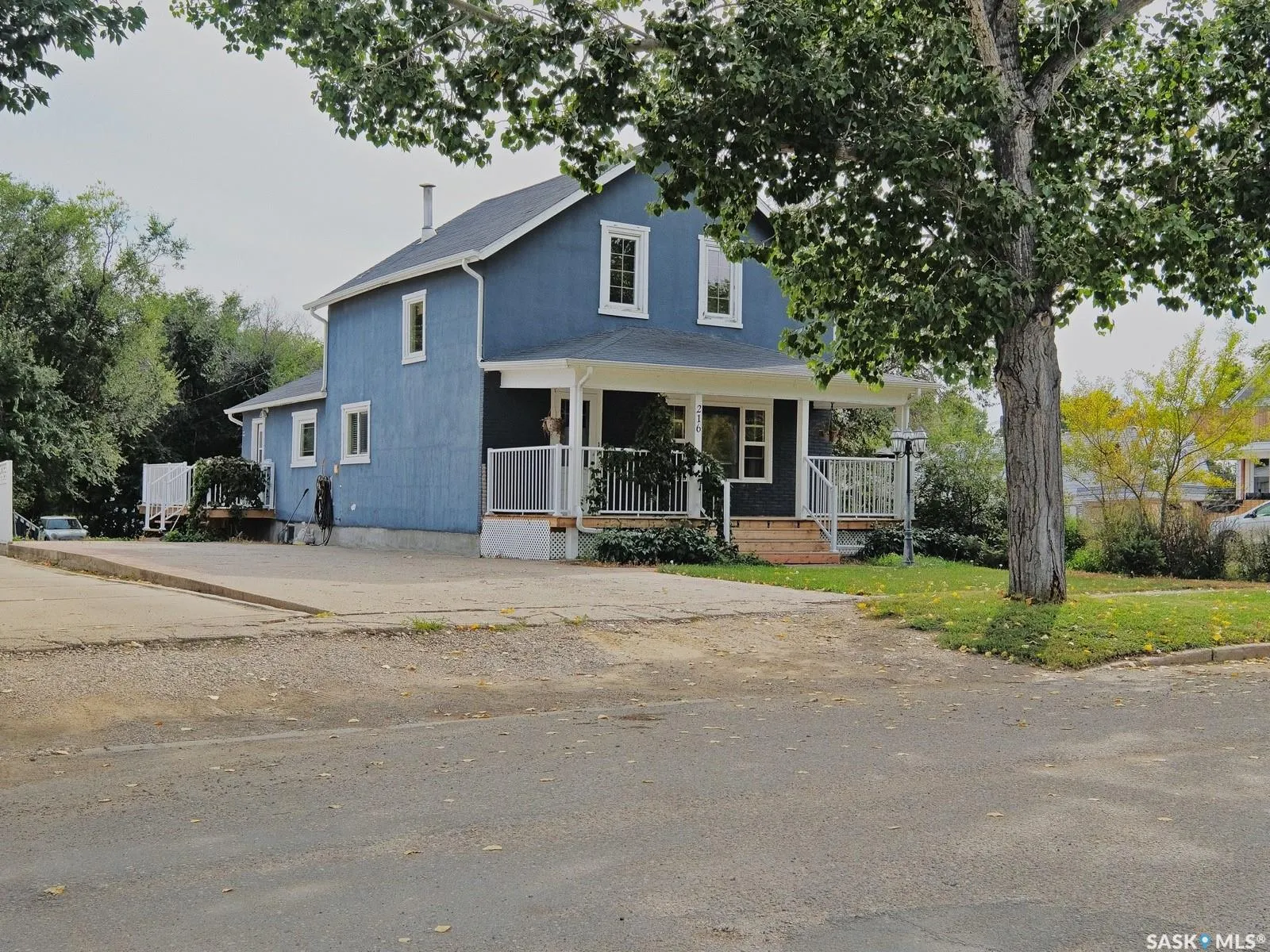 216 6th AVENUE W