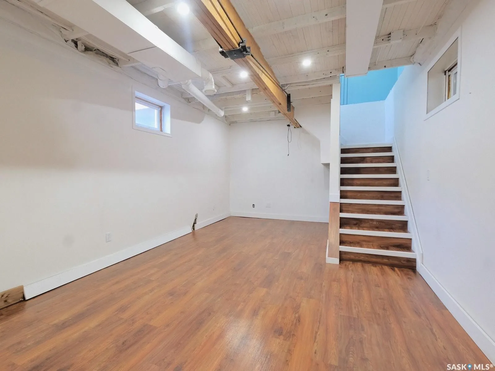 216 6th AVENUE W