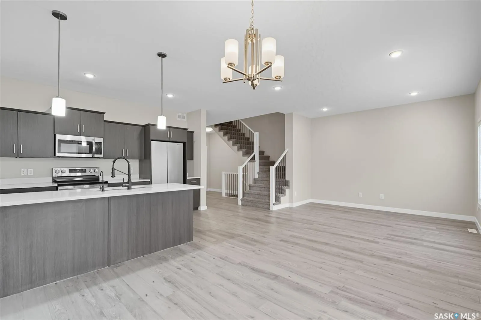 315 Dickson CRESCENT, #127