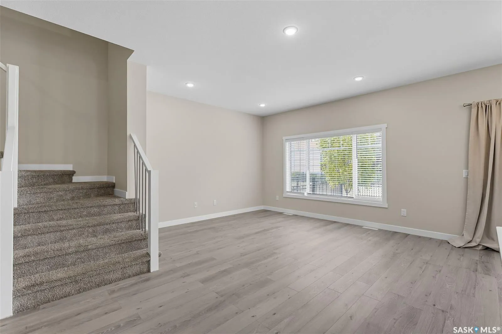 315 Dickson CRESCENT, #127