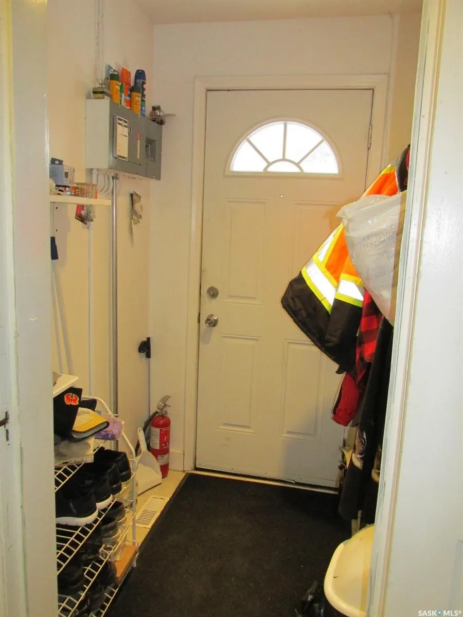 214 2nd STREET E