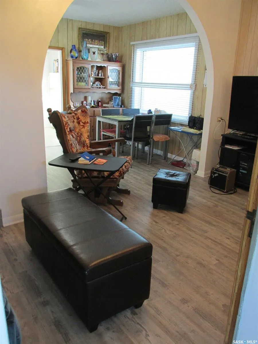 214 2nd STREET E
