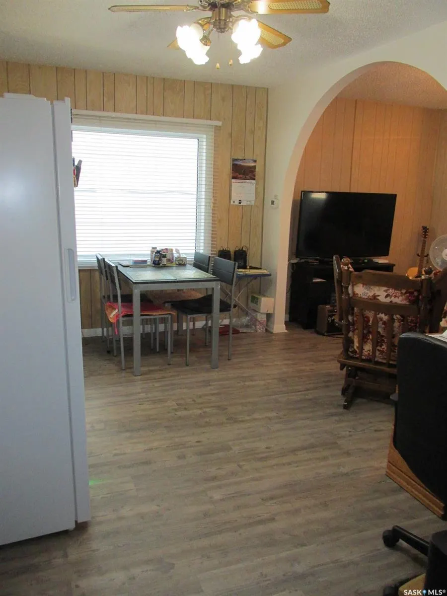 214 2nd STREET E