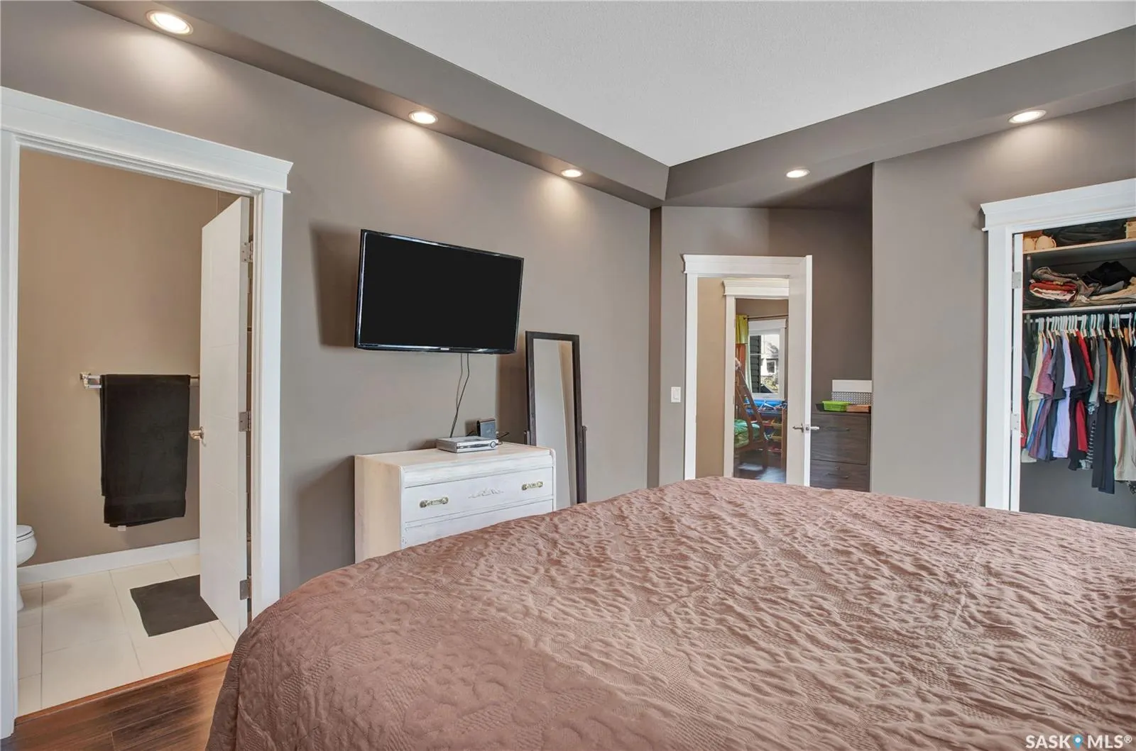 424 Lyle CRESCENT
