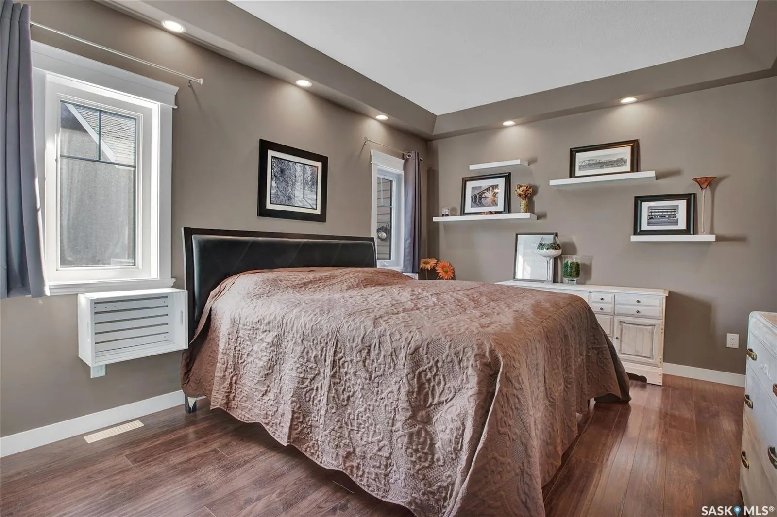 424 Lyle CRESCENT