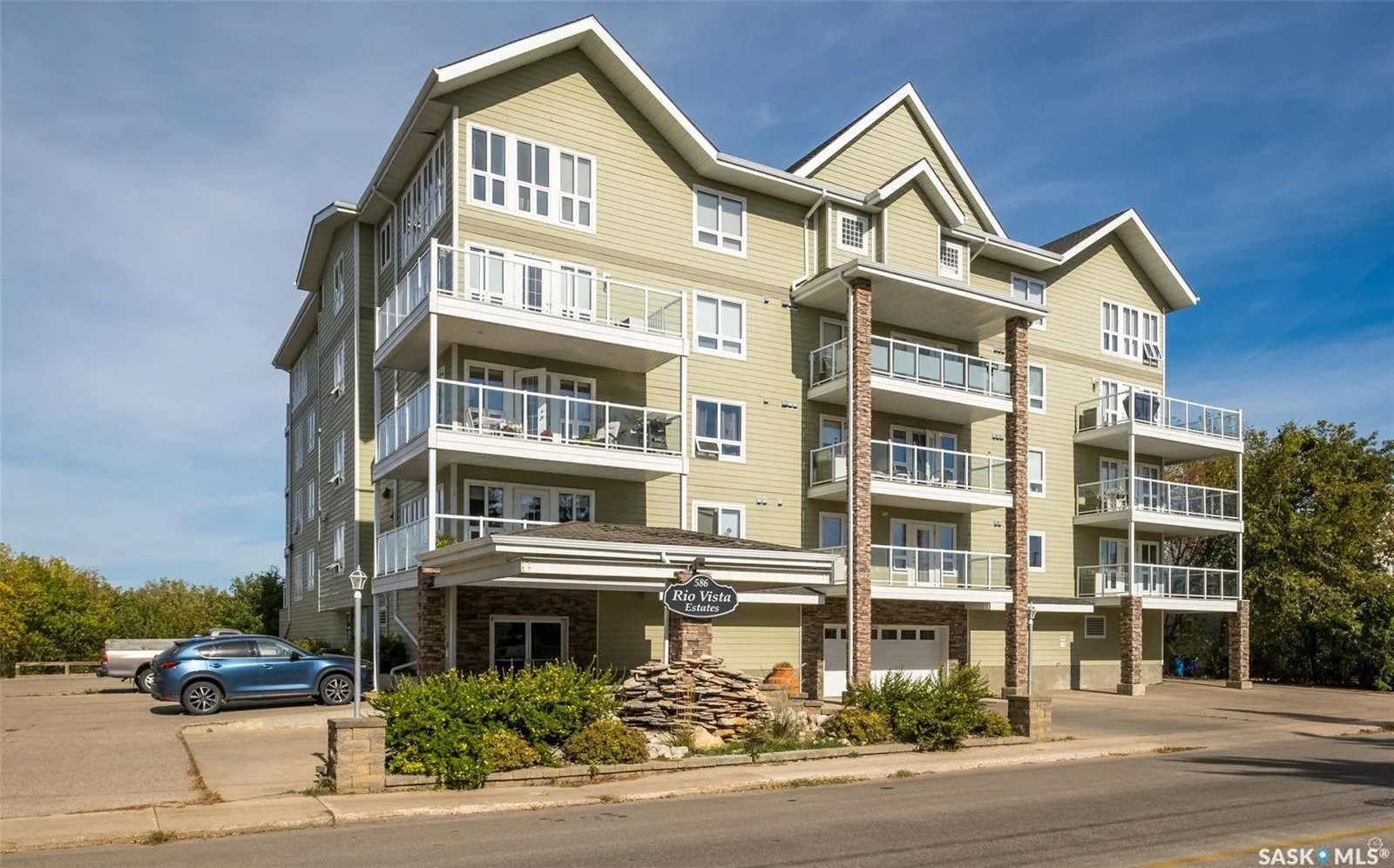 586 River STREET E, #105