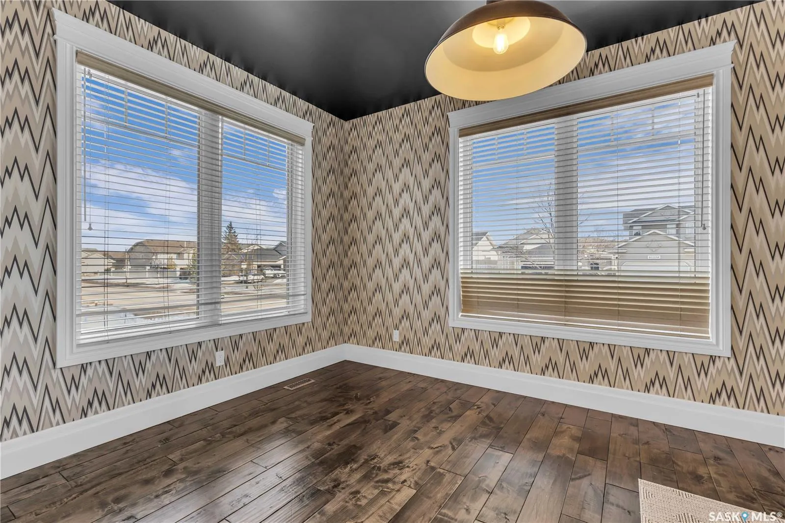 438 Horlick MANOR