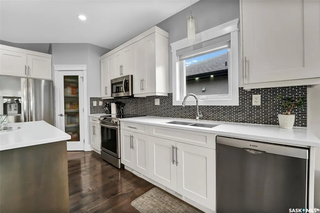 737 Gowan ROAD