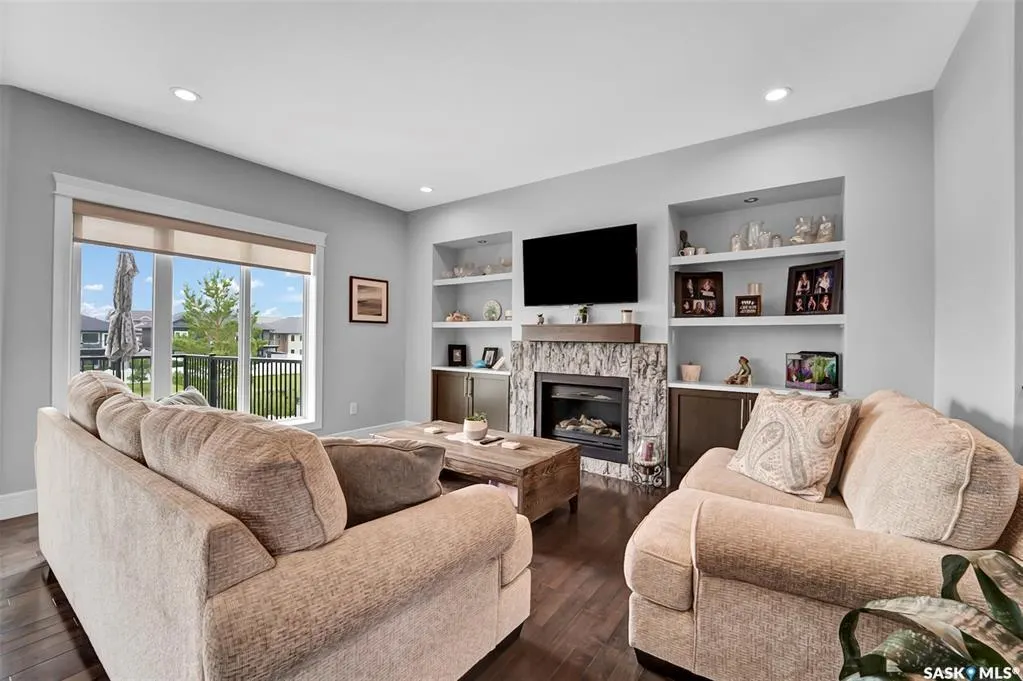737 Gowan ROAD