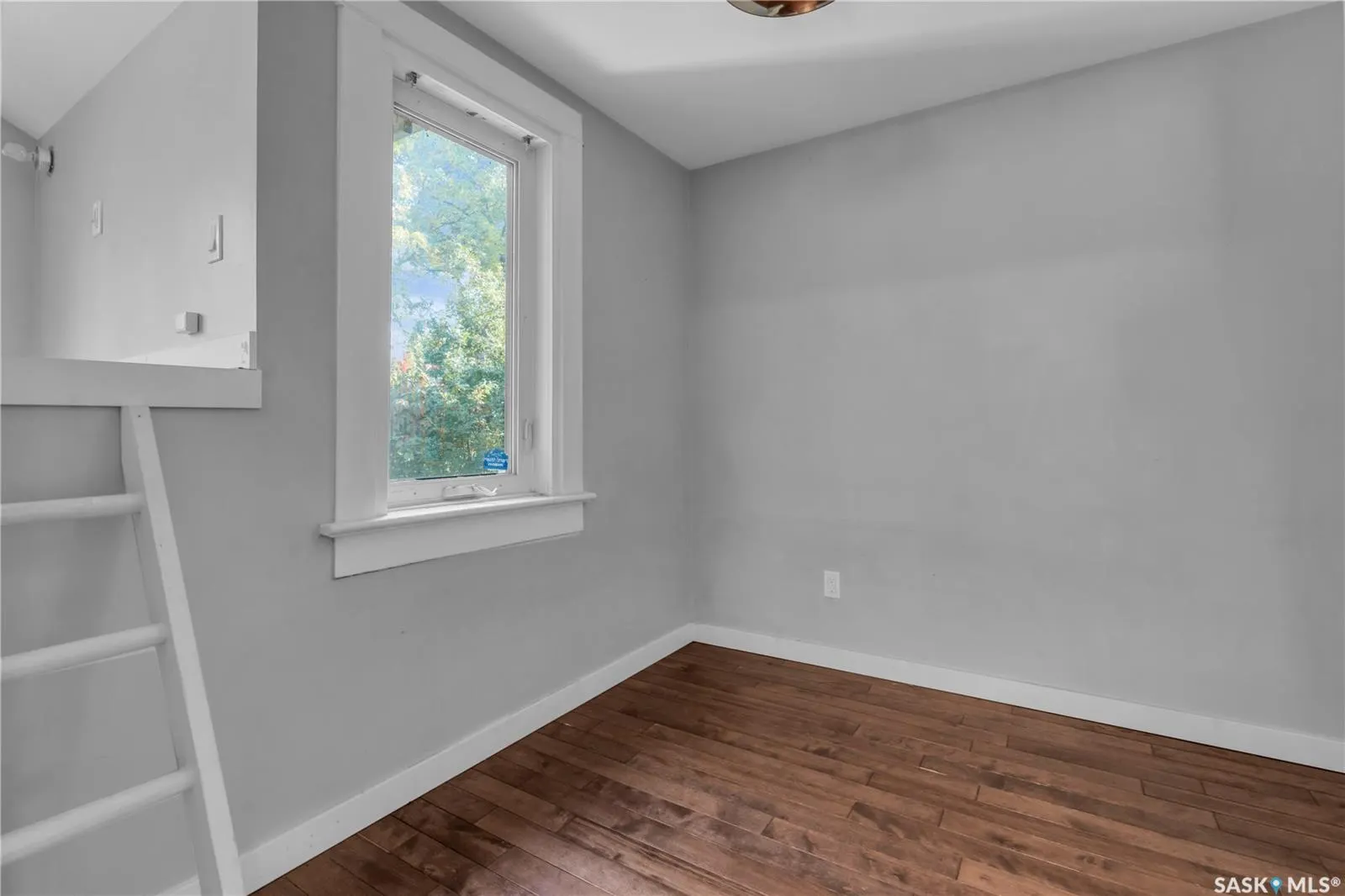 204 4th STREET E