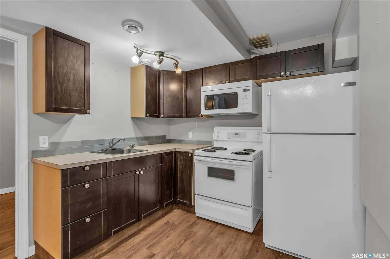 204 4th STREET E