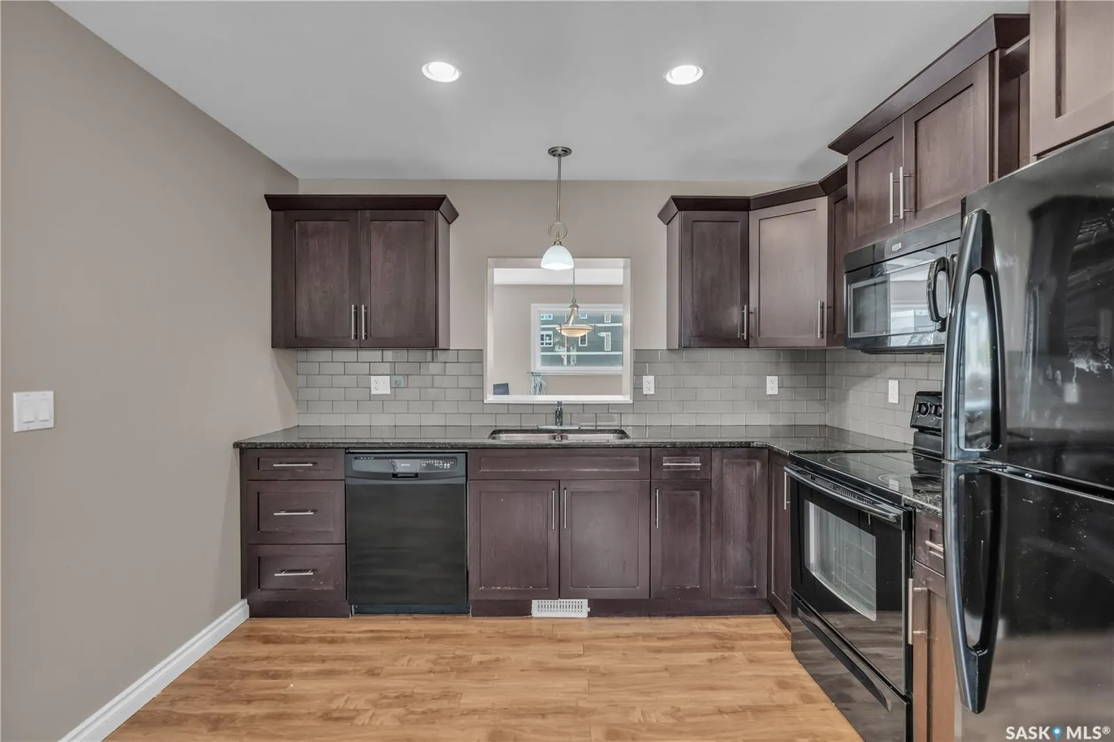212 Willis CRESCENT, #103