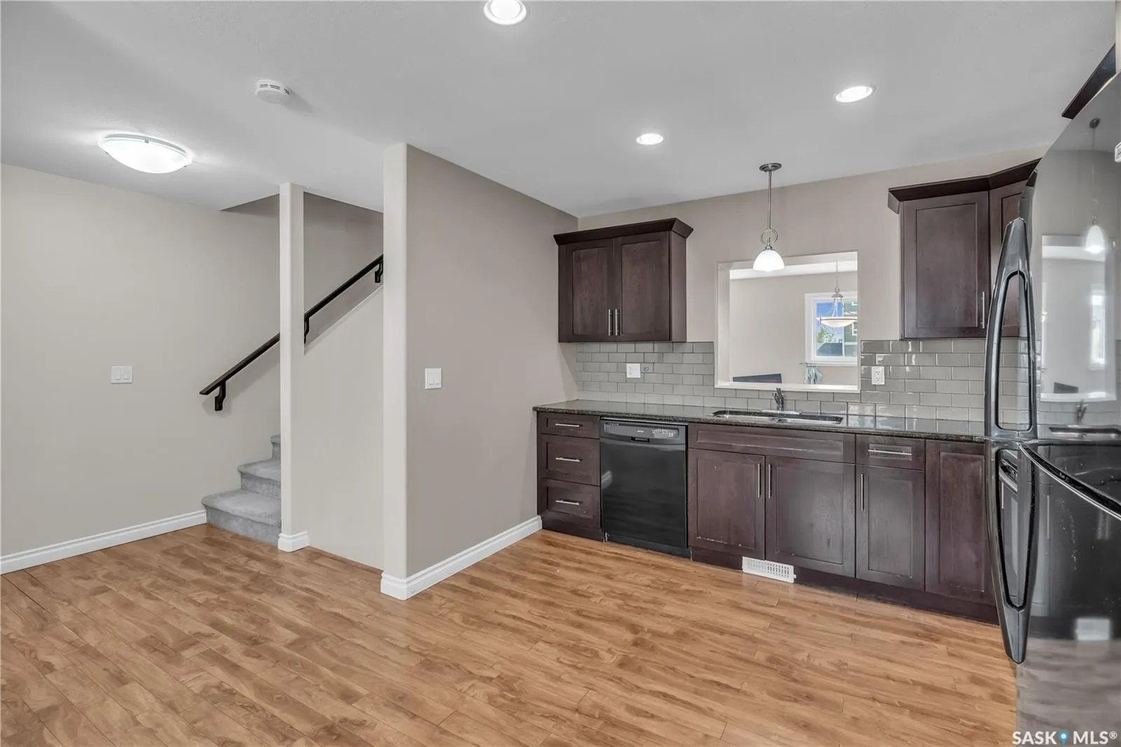 212 Willis CRESCENT, #103