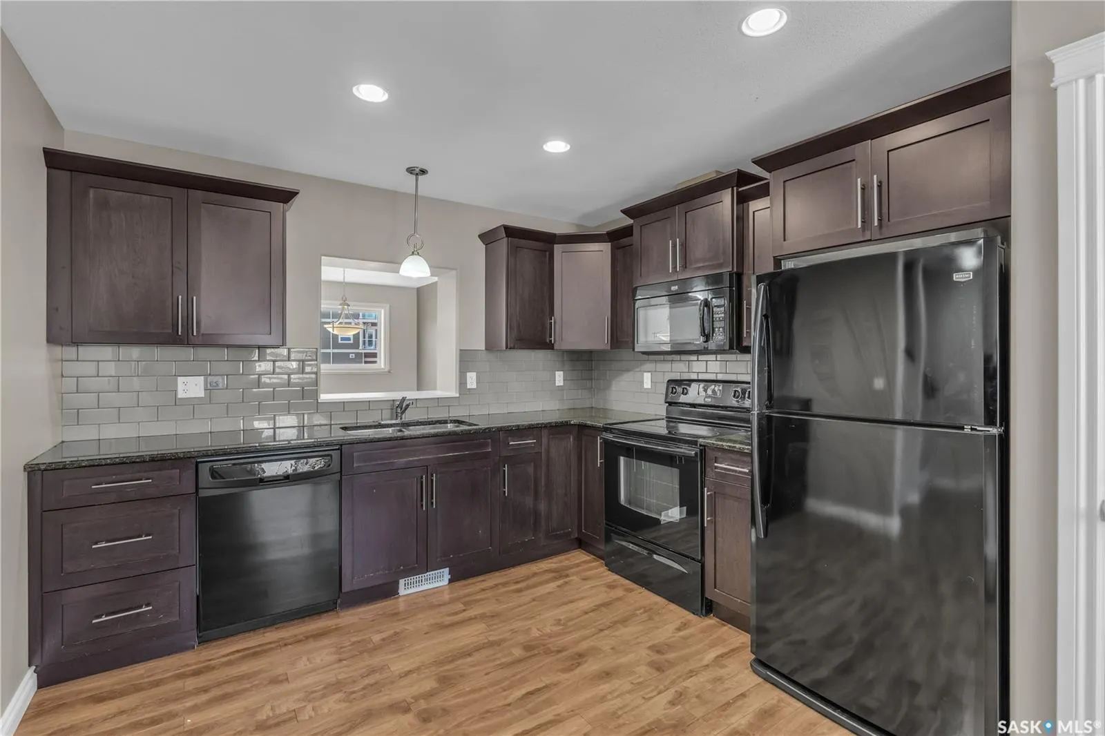 212 Willis CRESCENT, #103