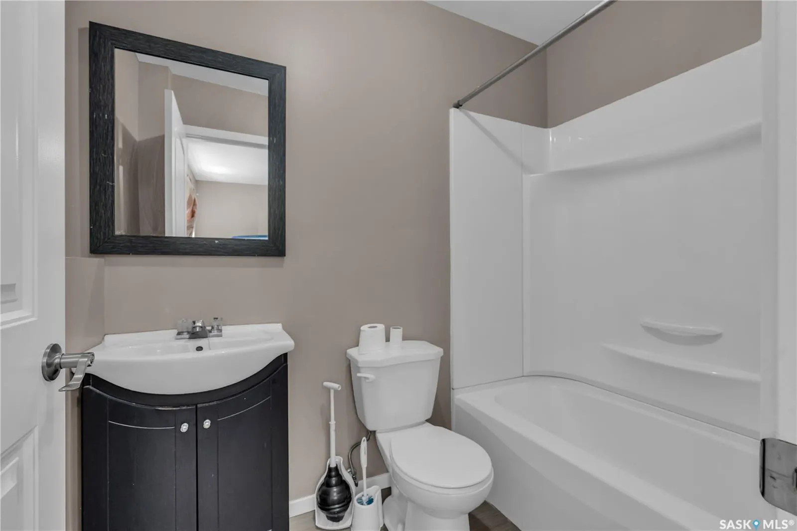 212 Willis CRESCENT, #103