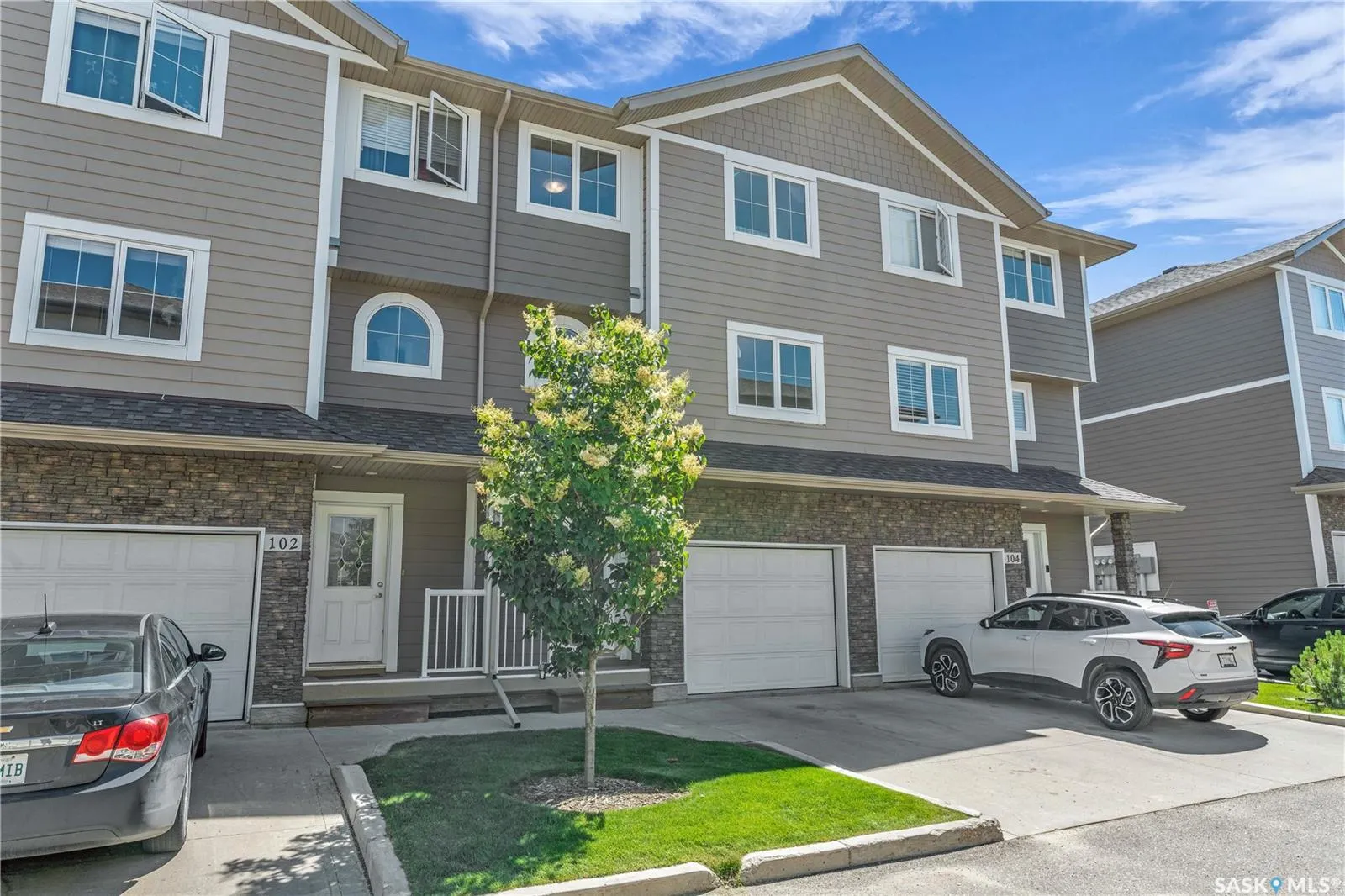 212 Willis CRESCENT, #103