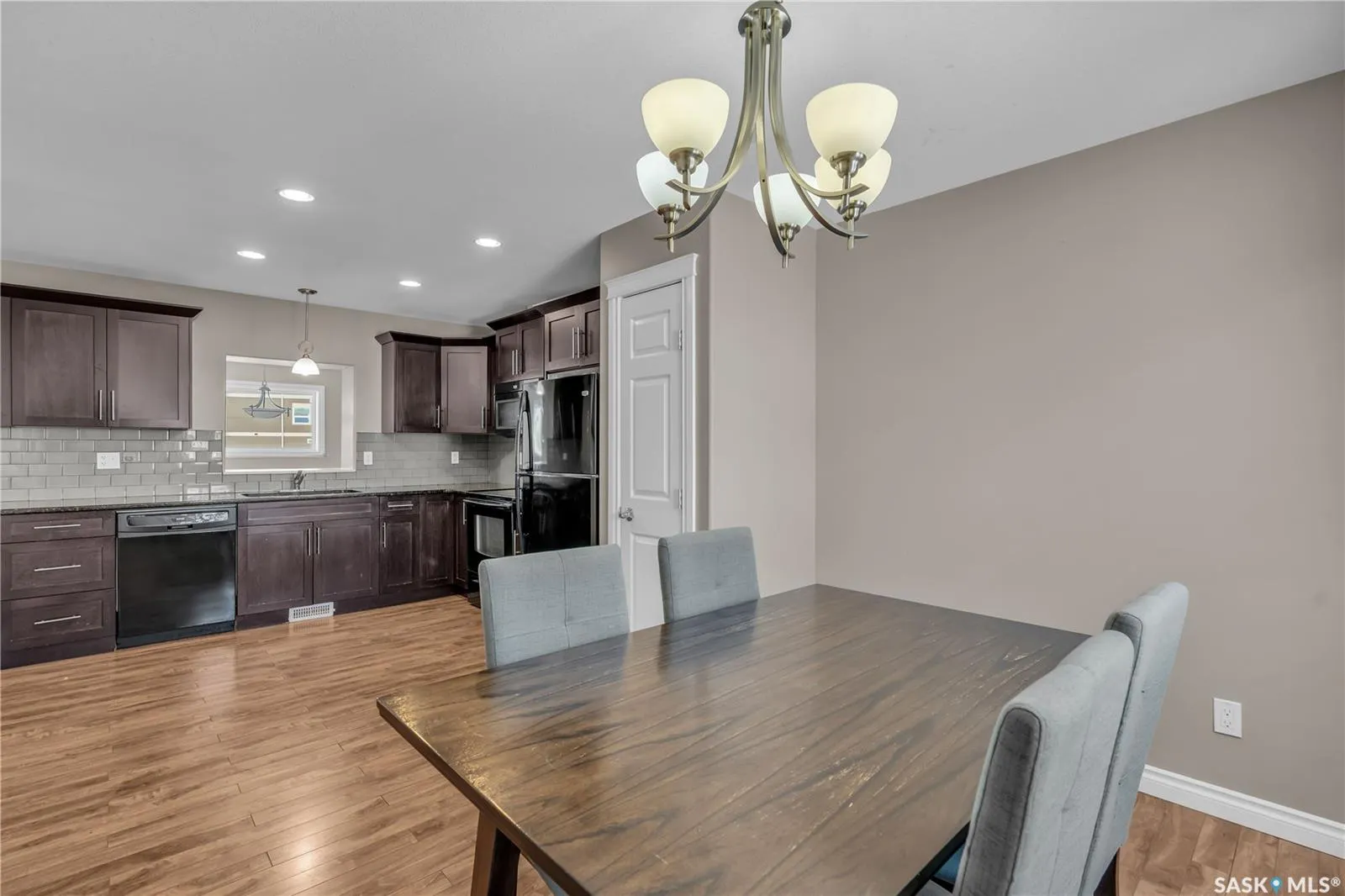 212 Willis CRESCENT, #103