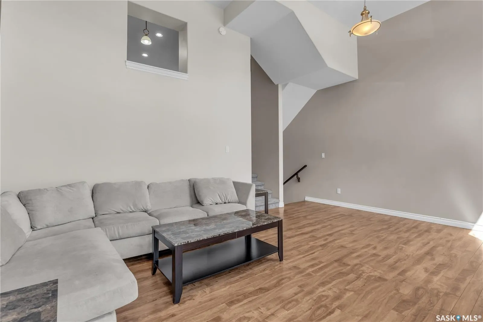 212 Willis CRESCENT, #103