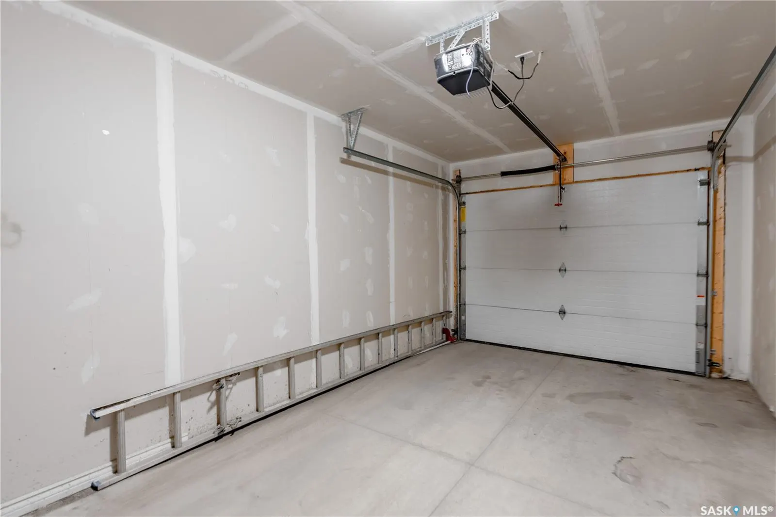 212 Willis CRESCENT, #103