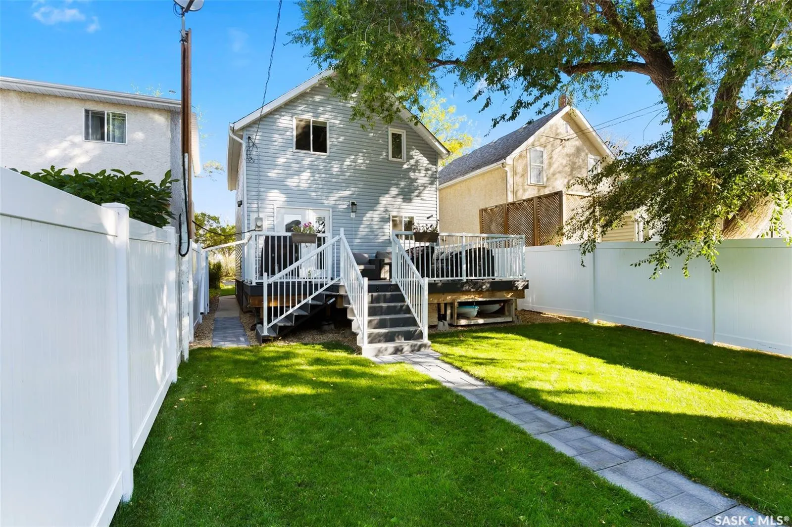 4027 Victoria AVENUE