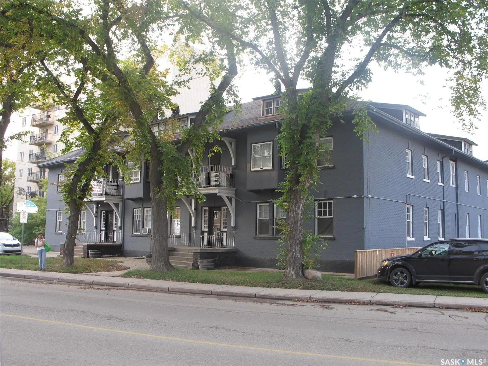 305 Queen STREET