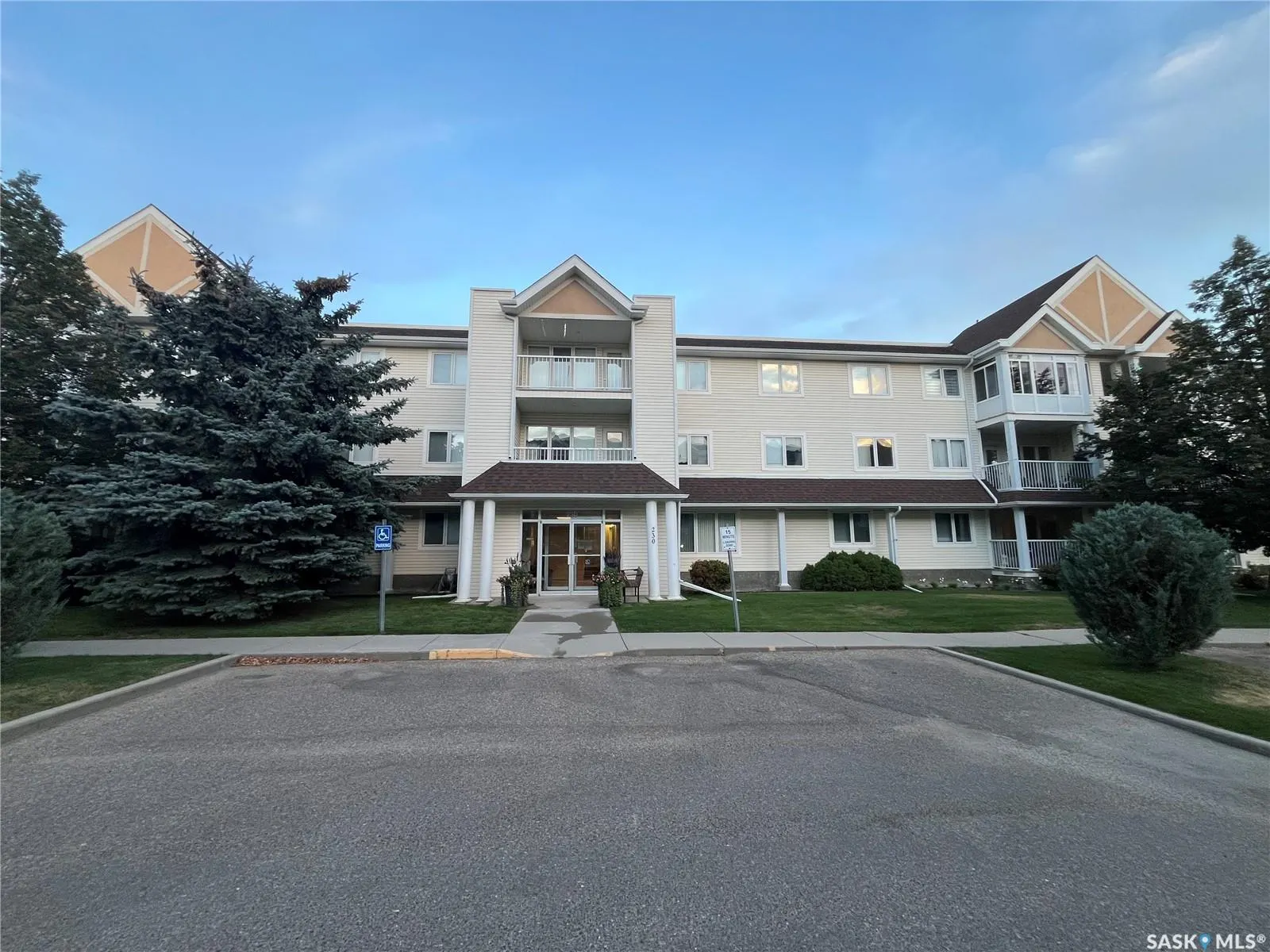 230 Lister Kaye CRESCENT, #206