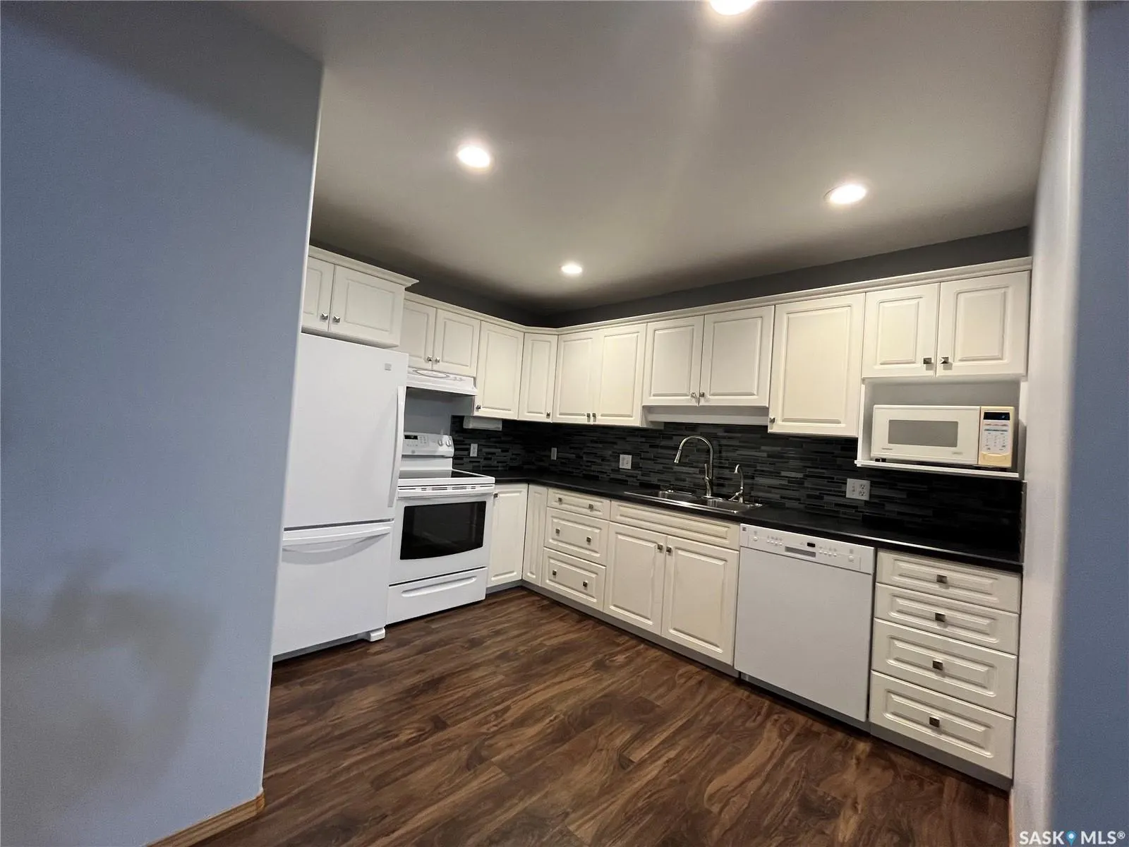 230 Lister Kaye CRESCENT, #206