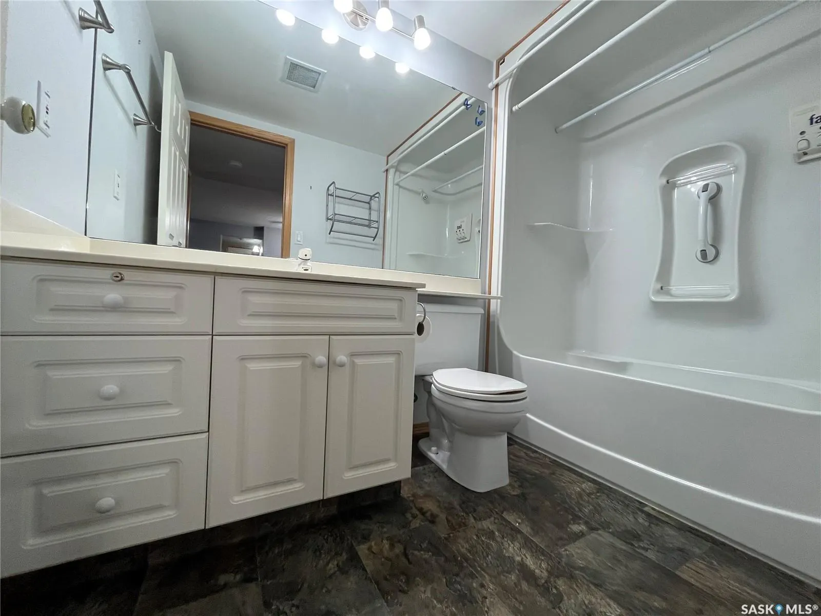 230 Lister Kaye CRESCENT, #206