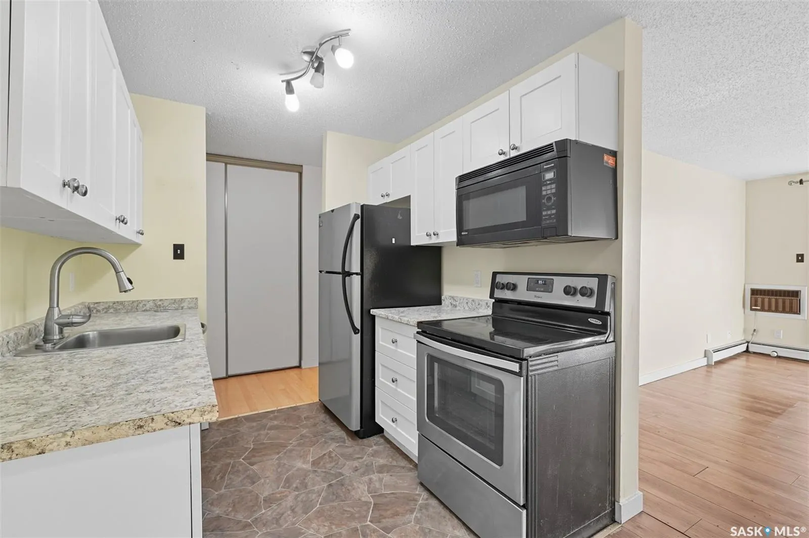 207C Tait PLACE, #206