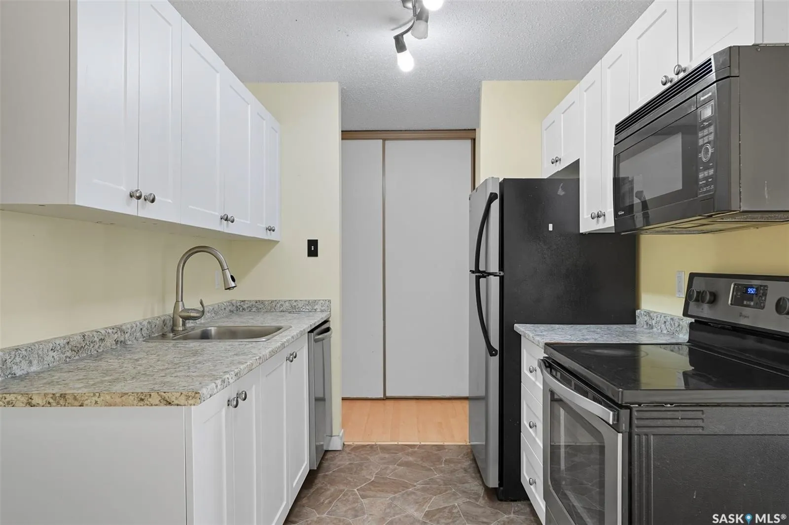 207C Tait PLACE, #206