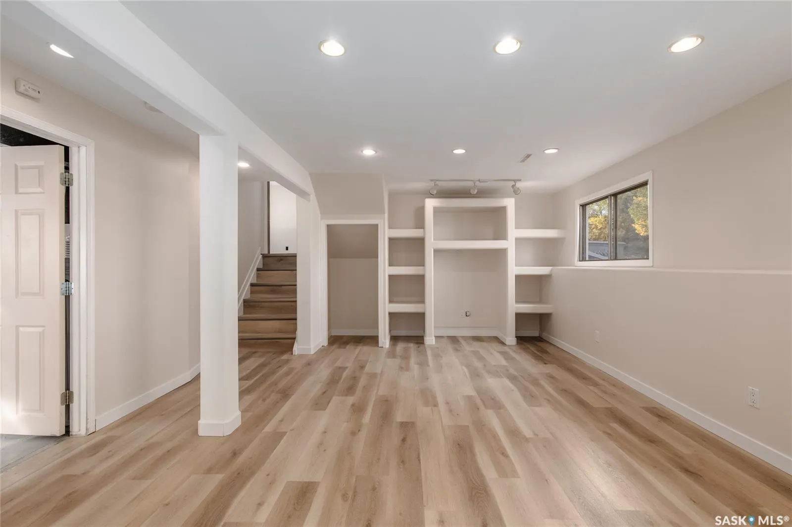 967 James STREET