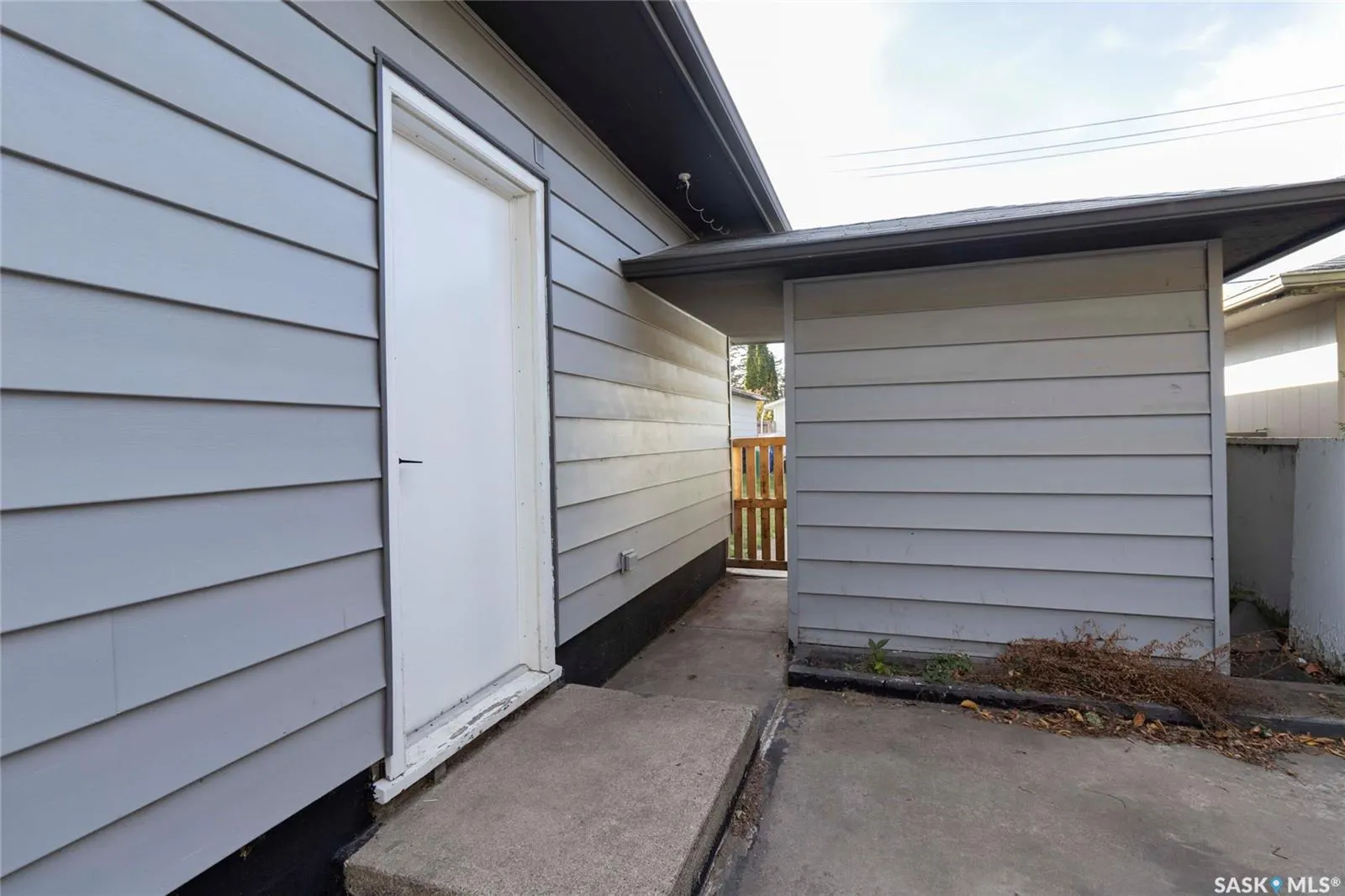2406 Cairns AVENUE