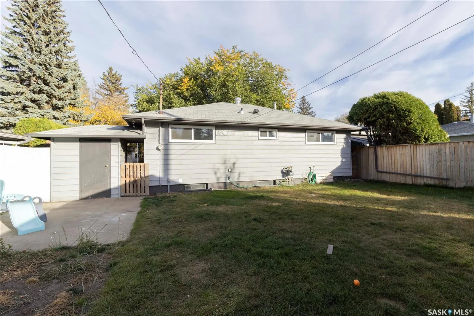 2406 Cairns AVENUE