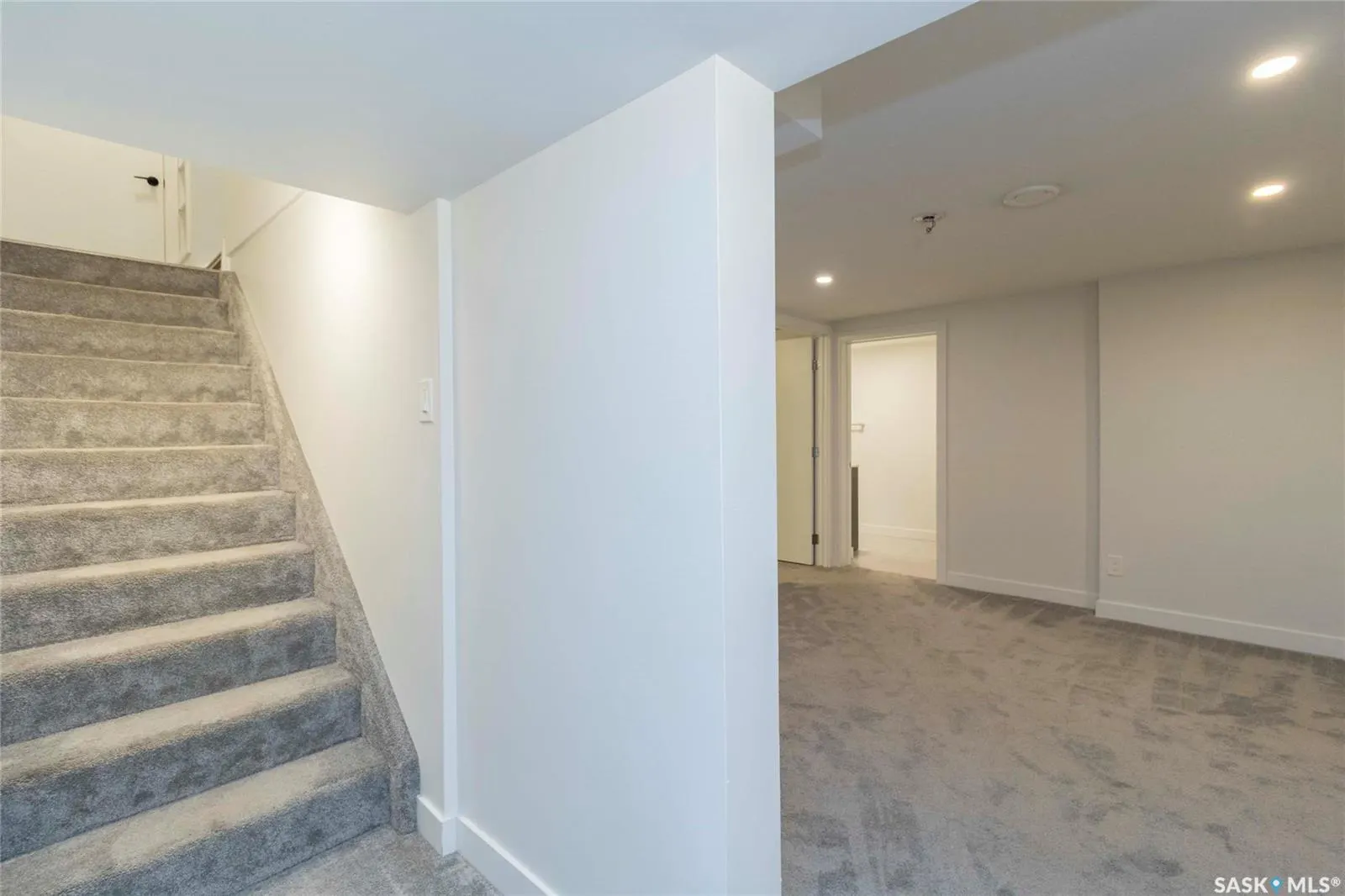 2406 Cairns AVENUE