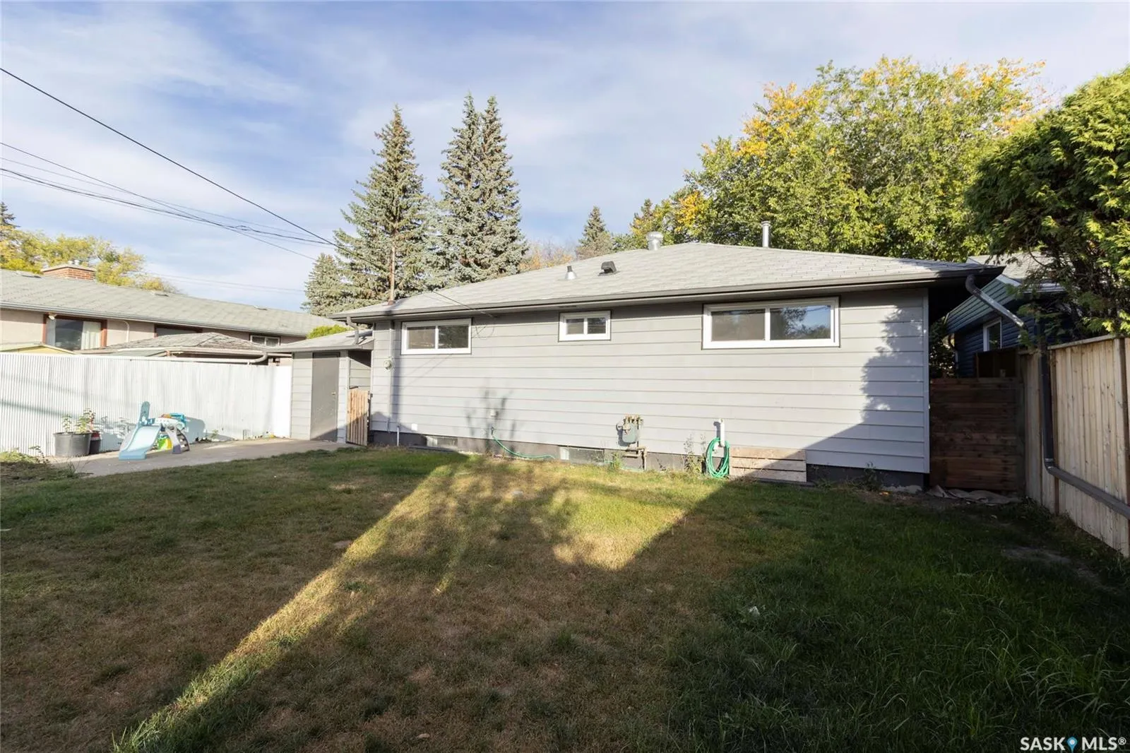 2406 Cairns AVENUE