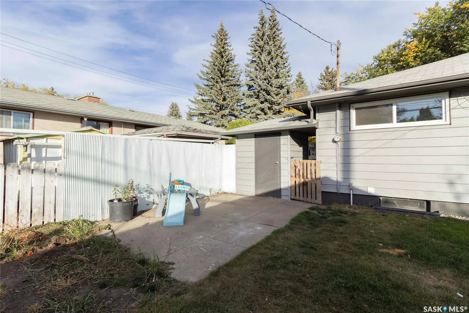 2406 Cairns AVENUE
