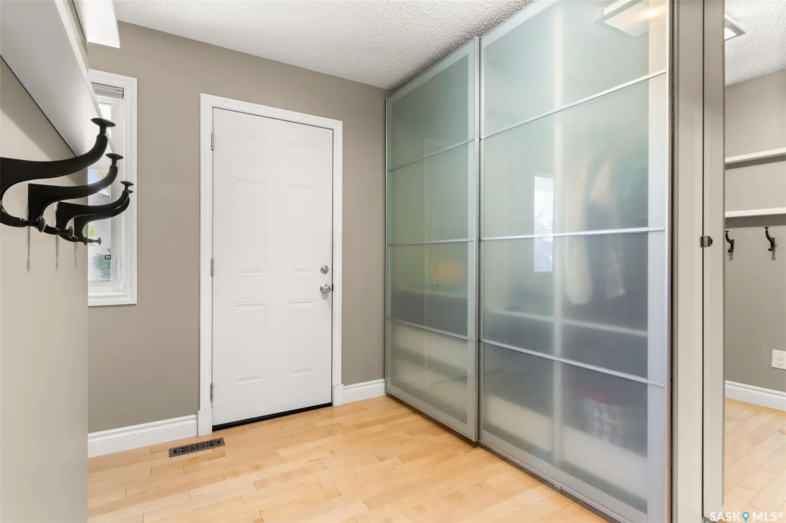 2206 Assiniboine AVENUE E