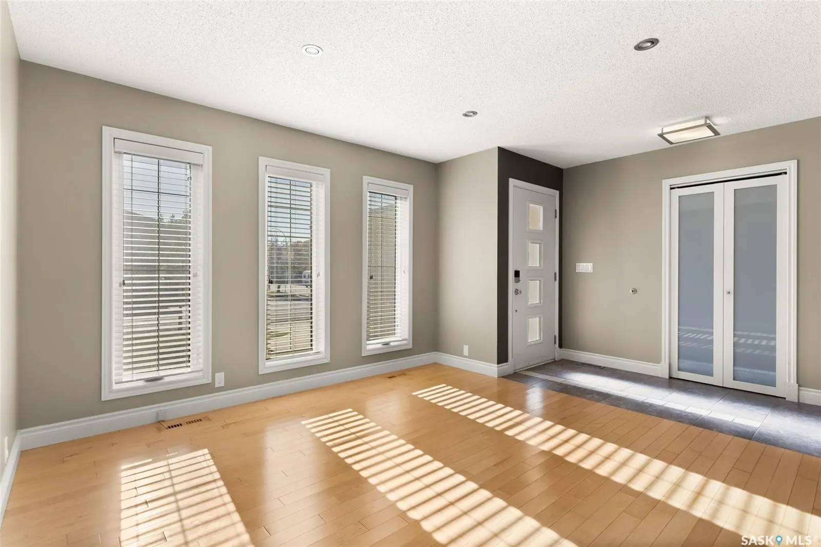 2206 Assiniboine AVENUE E