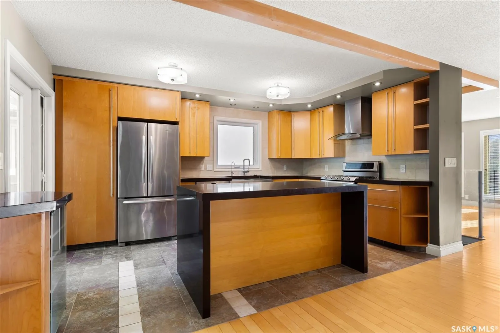 2206 Assiniboine AVENUE E