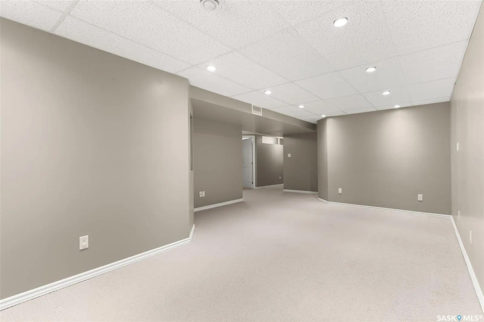 2206 Assiniboine AVENUE E