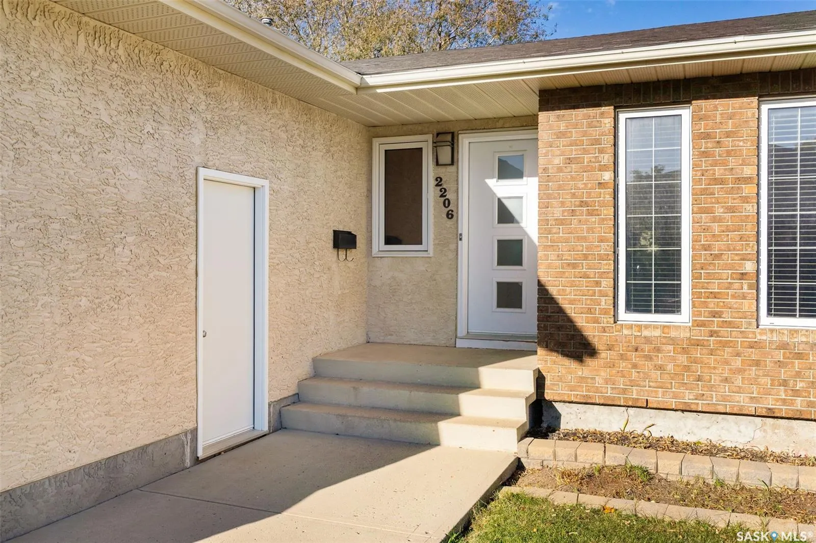 2206 Assiniboine AVENUE E