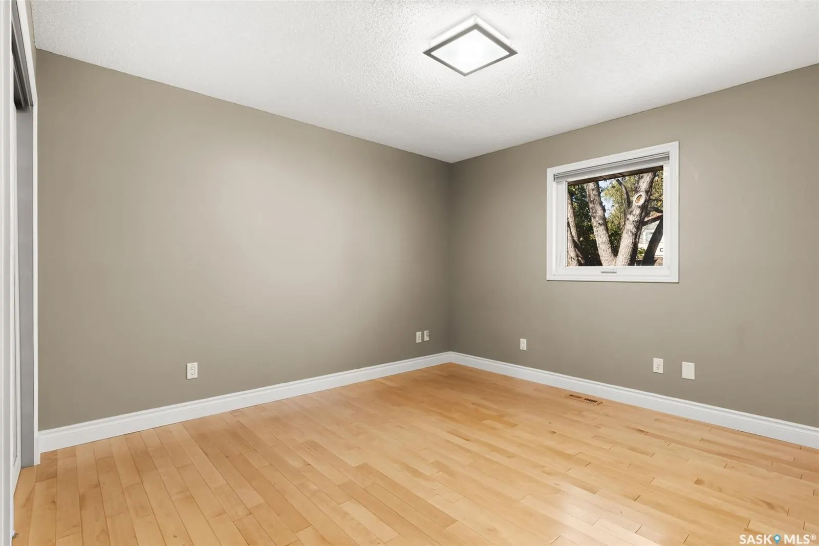 2206 Assiniboine AVENUE E