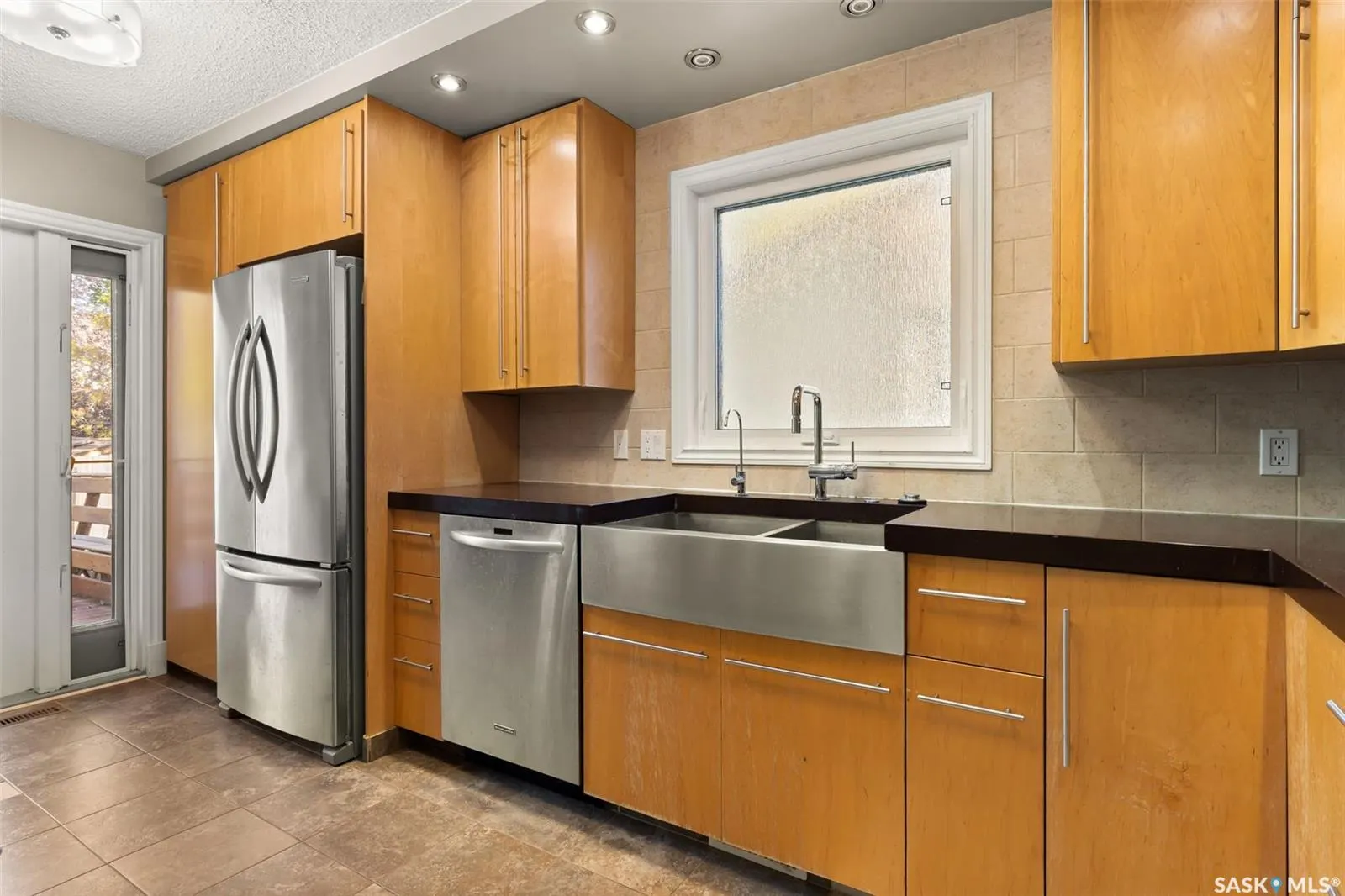 2206 Assiniboine AVENUE E