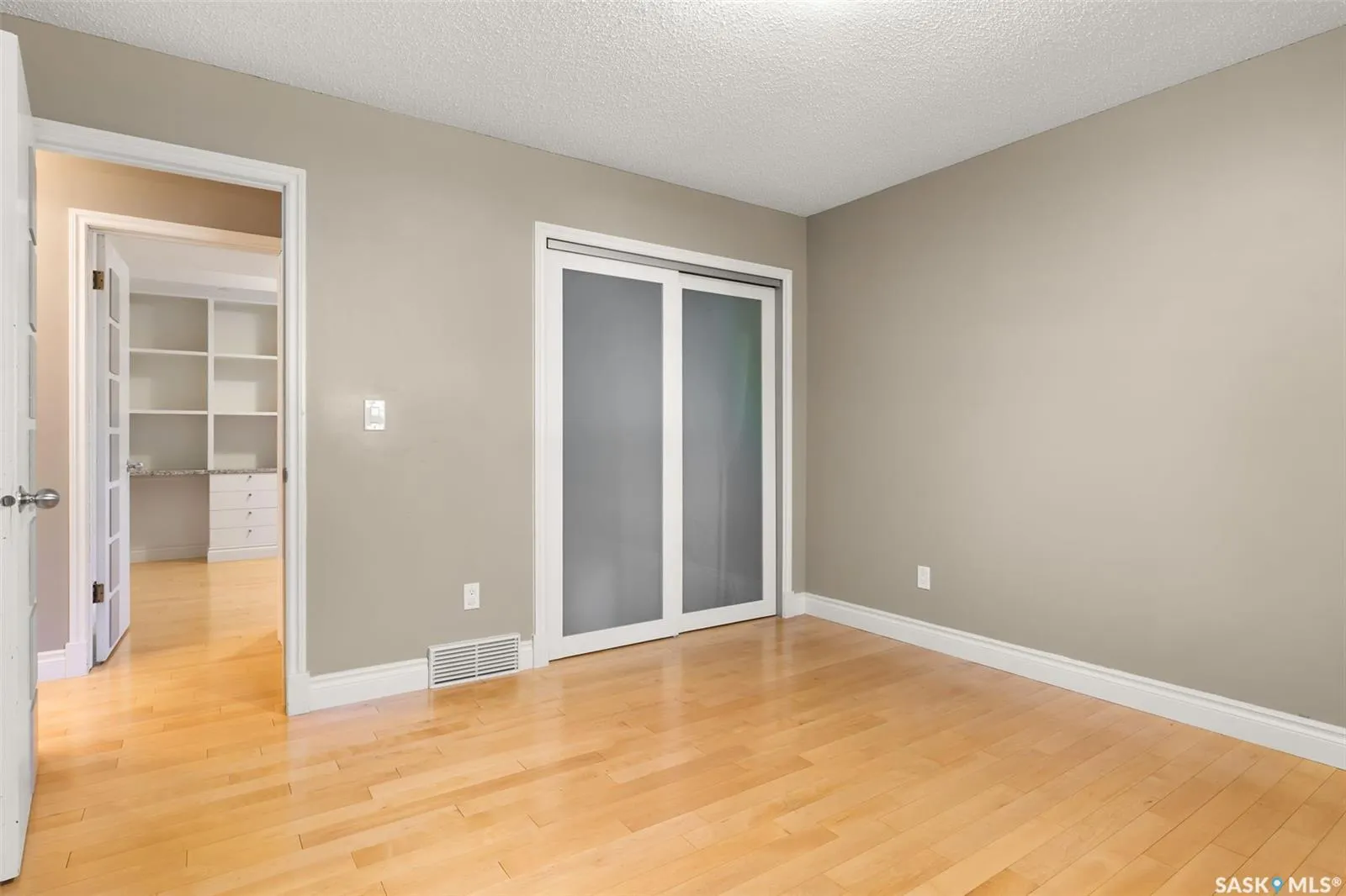 2206 Assiniboine AVENUE E