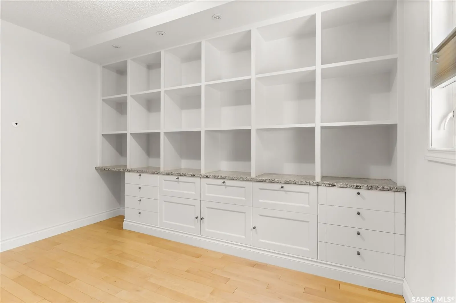 2206 Assiniboine AVENUE E