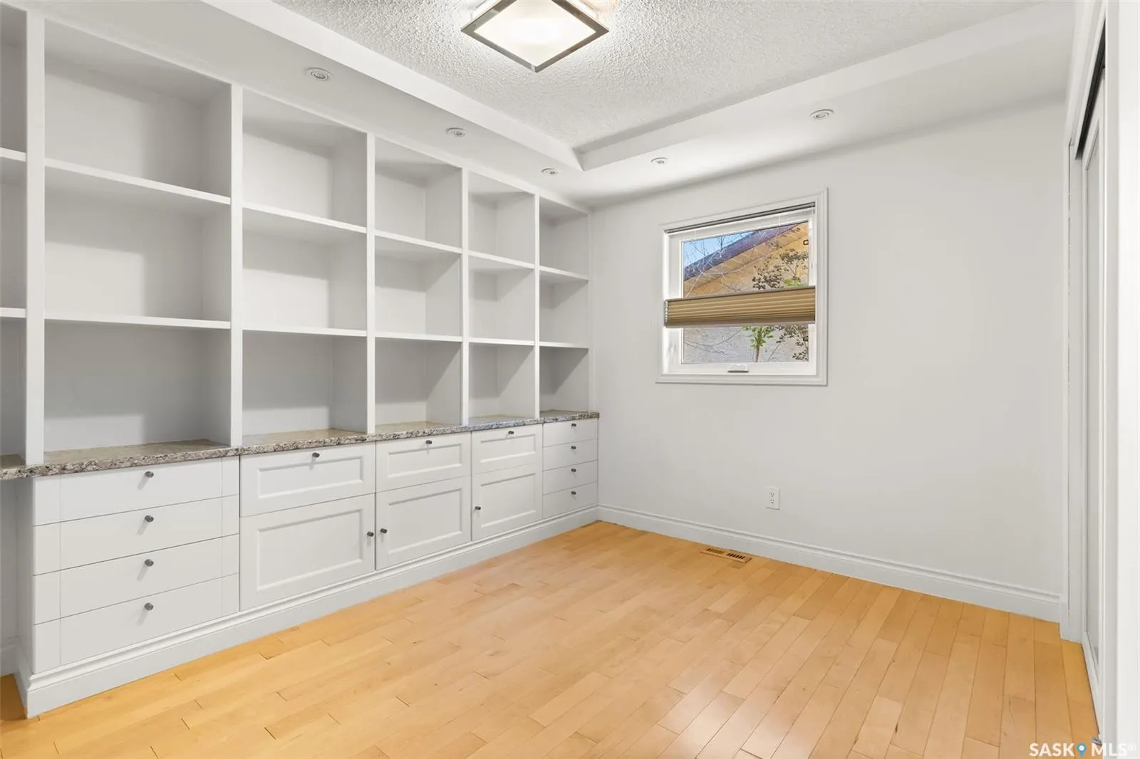 2206 Assiniboine AVENUE E