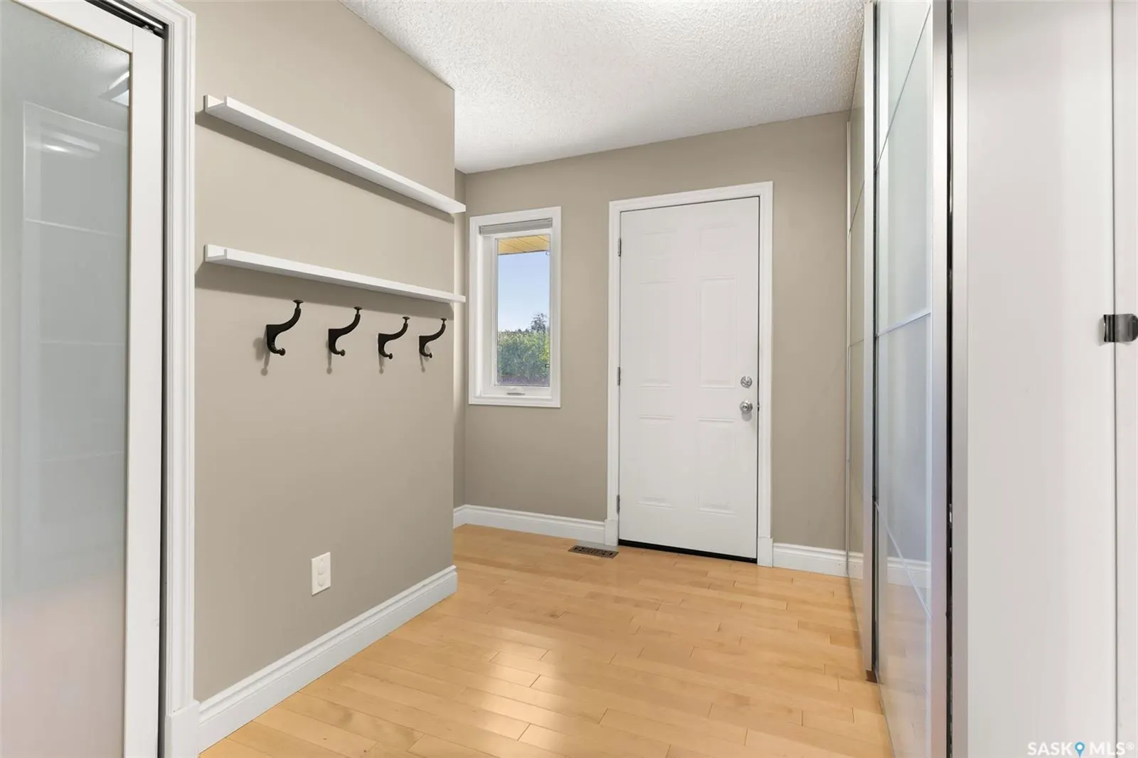 2206 Assiniboine AVENUE E