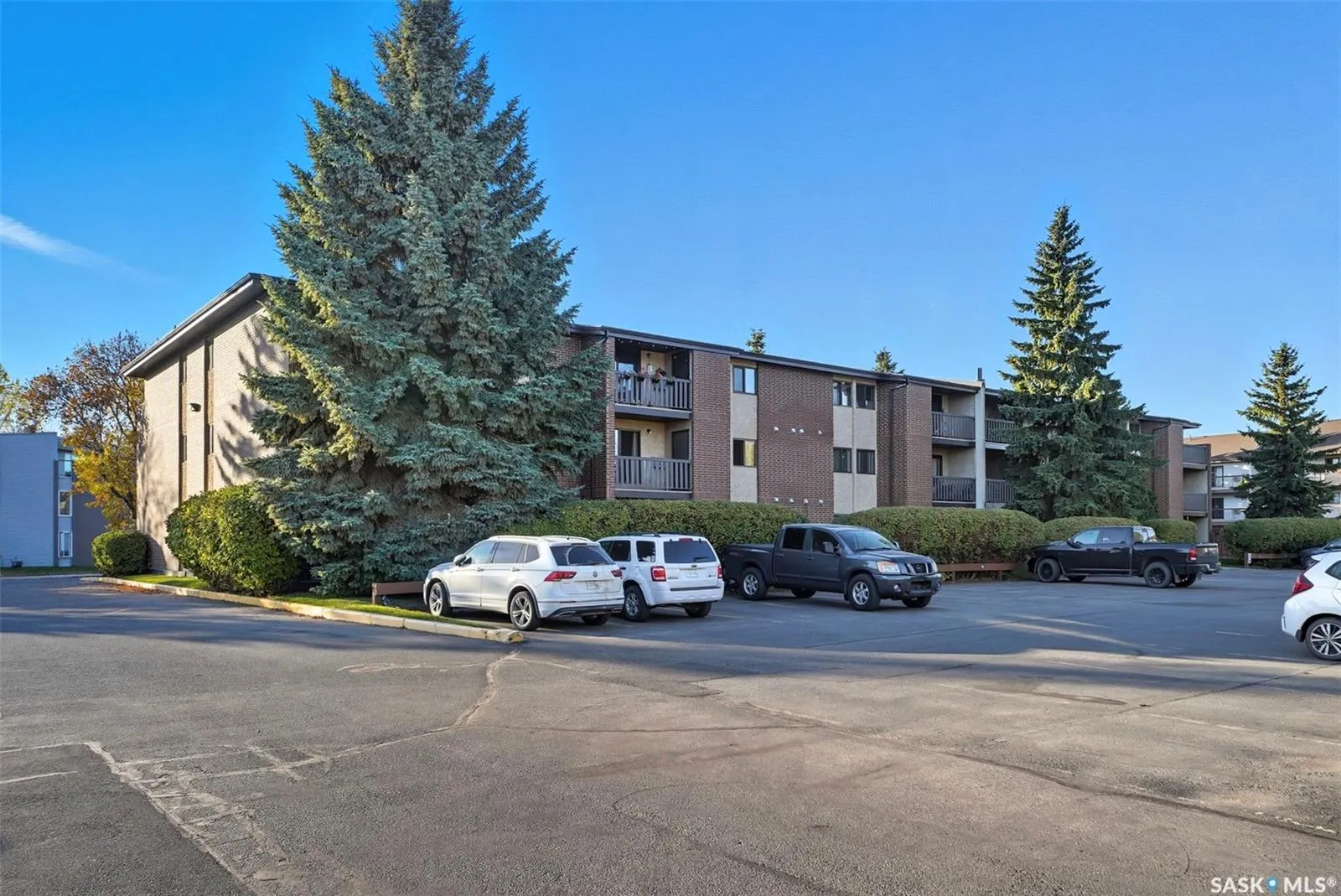 307 Tait CRESCENT, #101