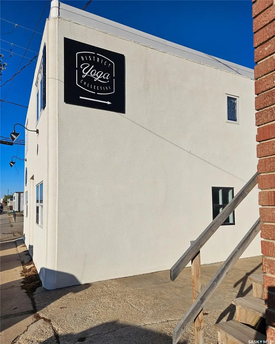 107 1st AVENUE W